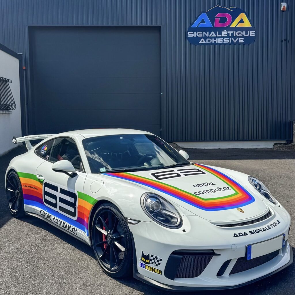 Covering personnalisé Porsche 911 GT3 style rétro racing apple computer réalisé par ADA Signalétique à Clermont-Ferrand