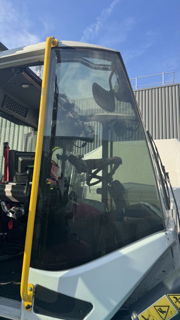 Cabine vitrée d'un engin industriel équipée d'un film solaire pour améliorer le confort du conducteur.