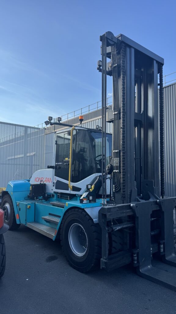 Chariot élévateur lourd équipé d'une cabine pouvant recevoir un film solaire professionnel pour améliorer le confort du conducteur.