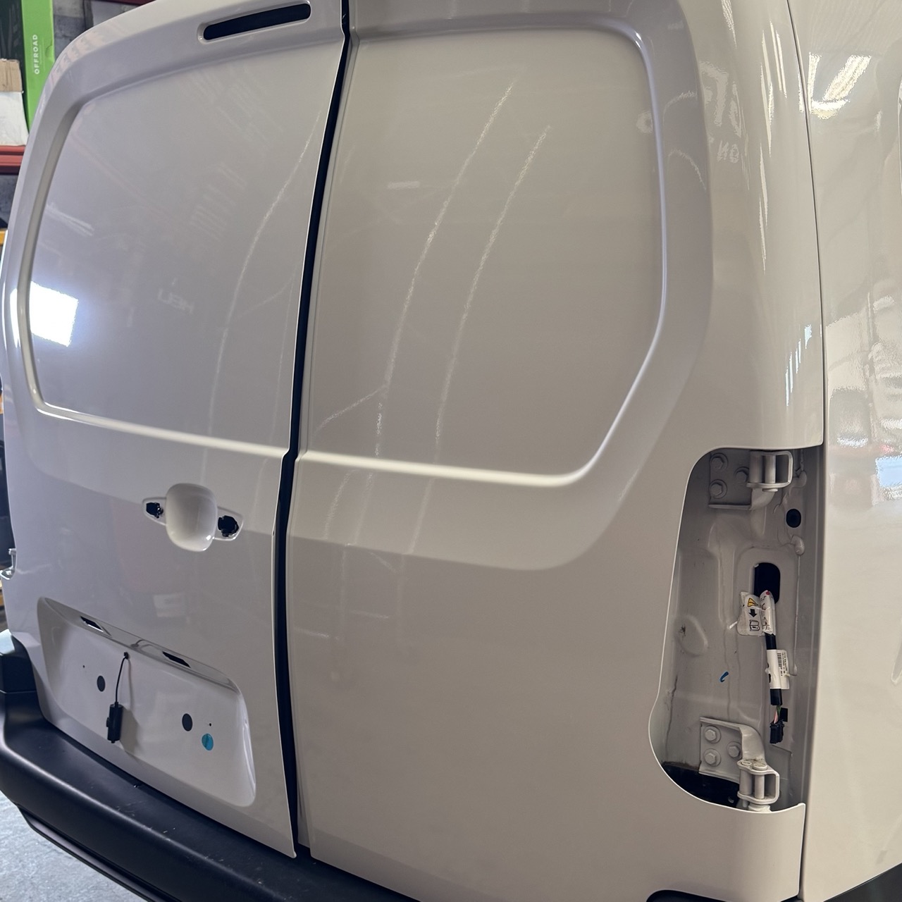 Préparation de la carrosserie d’un utilitaire avant pose d’un semi-covering publicitaire à Clermont-Ferrand