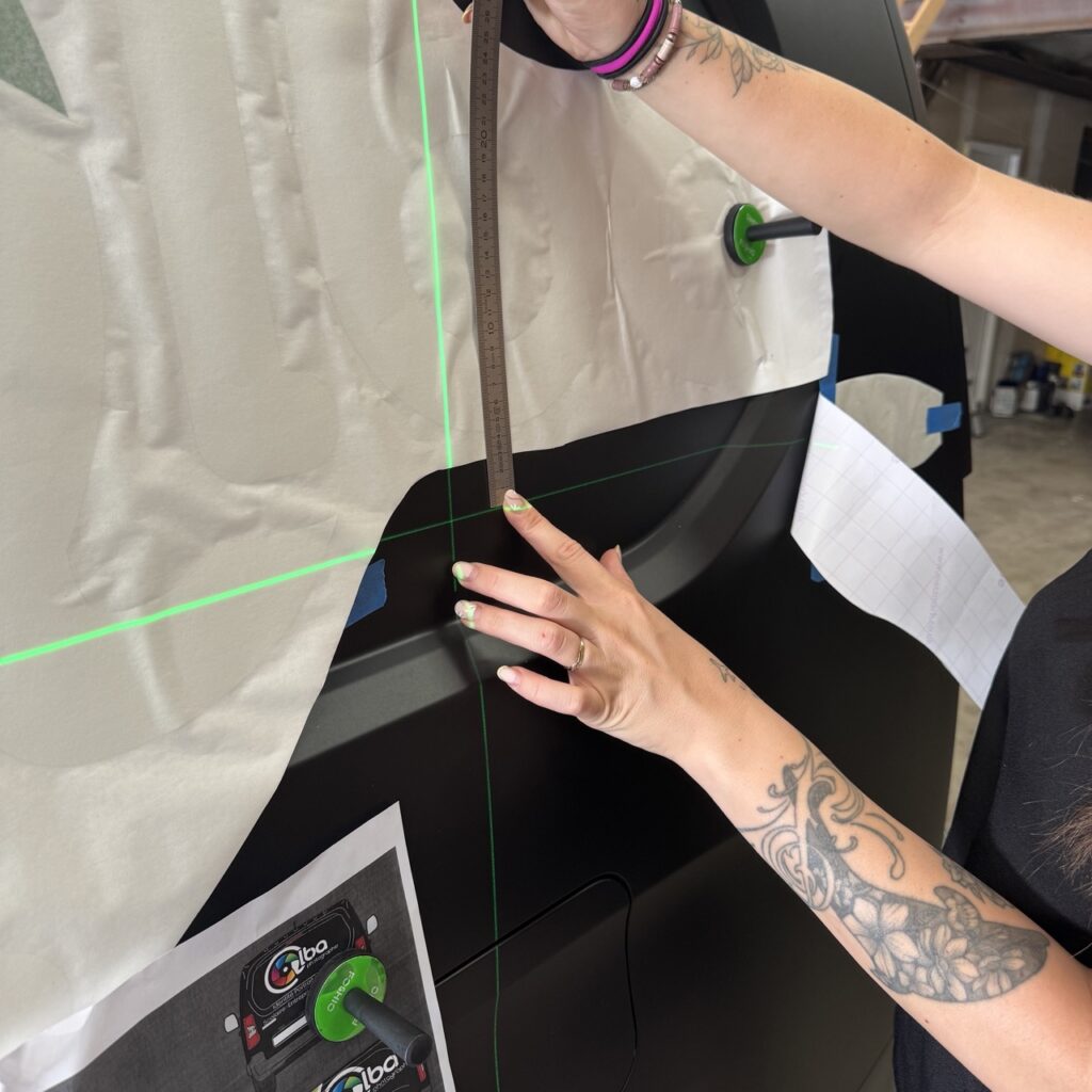 Positionnement au laser d’un semi-covering publicitaire sur utilitaire à Clermont-Ferrand