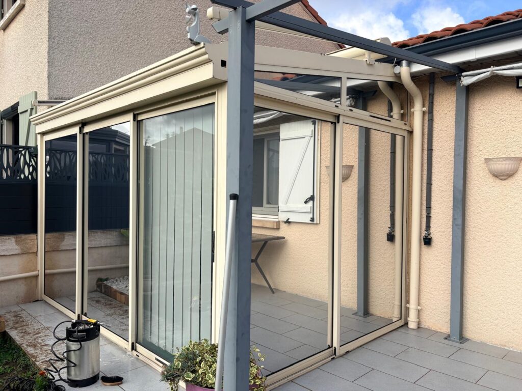 Chantier de pose du film solaire sur les vitrages de la véranda