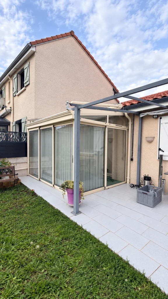 Vue générale extérieure de la véranda équipée de film solaire Chrome 285 XC
