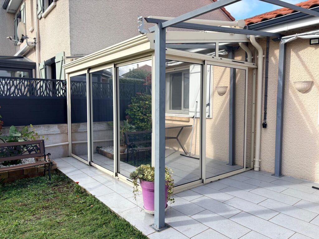 Véranda équipée du film solaire Chrome 285 XC, vue latérale