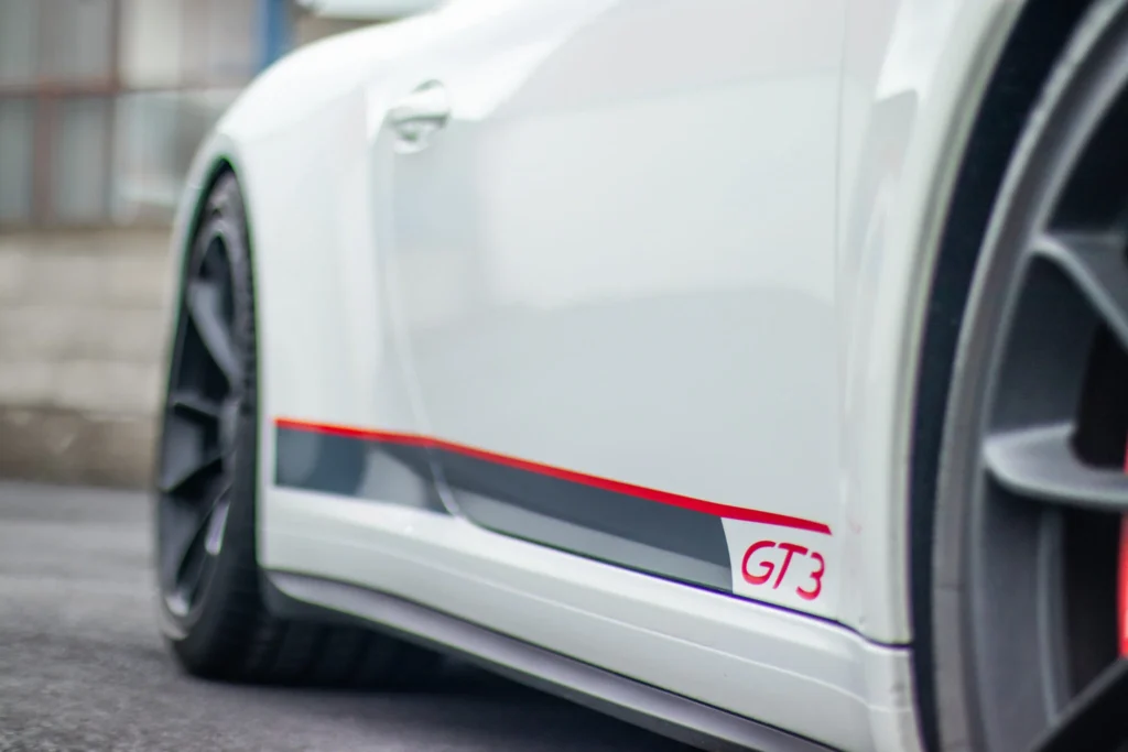 Décoration d’une Porsche 911 GT3 par ADA Signalétique