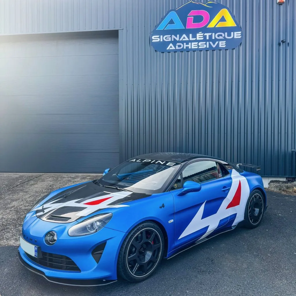 Alpine A110 R protégée par PPF mat et brillant avec décoration personnalisée chez ADA Signalétique à Lempdes près de Clermont-Ferrand