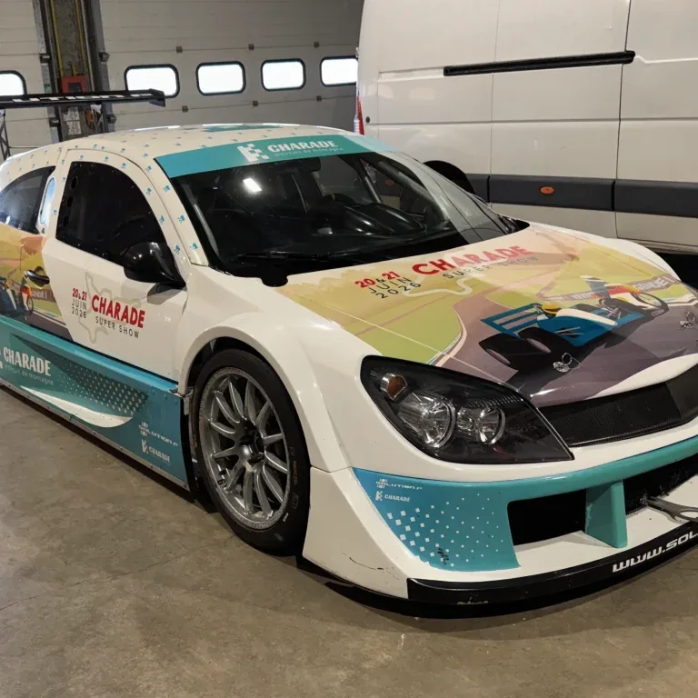 Semi covering publicitaire réalisé sur voiture de course pour le Circuit de Charade par ADA Signalétique