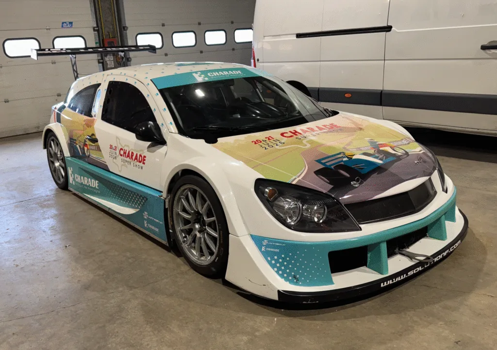 Semi covering publicitaire réalisé sur voiture de course pour le Circuit de Charade par ADA Signalétique
