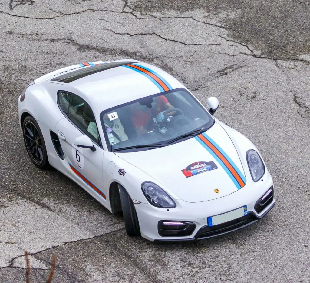 Porsche Cayman GTS avec décoration adhésive personnalisée réalisée par ADA Signalétique à Clermont-Ferrand