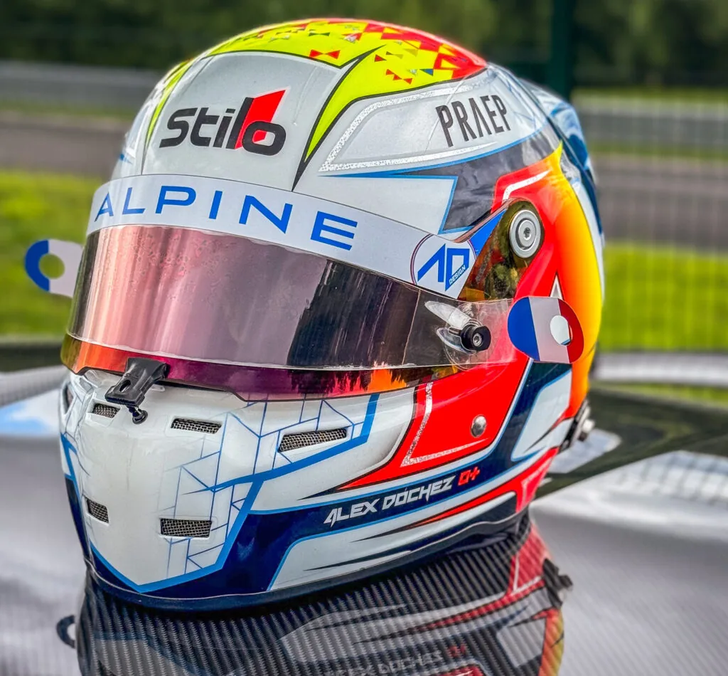 Casque de pilote Alpine personnalisé avec film PPF de protection et design racing