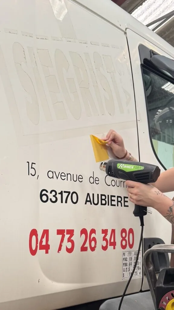 Dépose de l’ancien marquage adhésif sur le poids lourd Siegrist