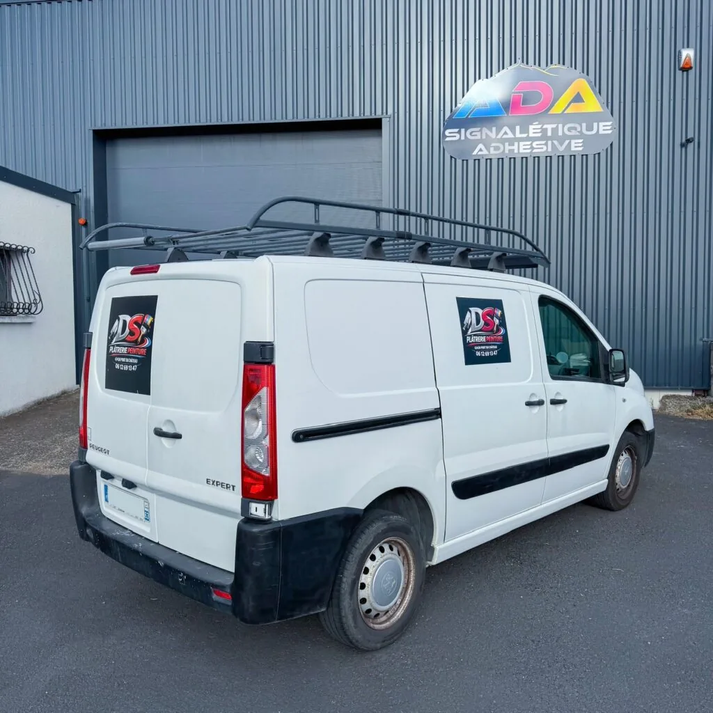 Semi-covering noir mat 3M 2080 sur Peugeot Expert de l’entreprise Da Silva à Clermont-Ferrand