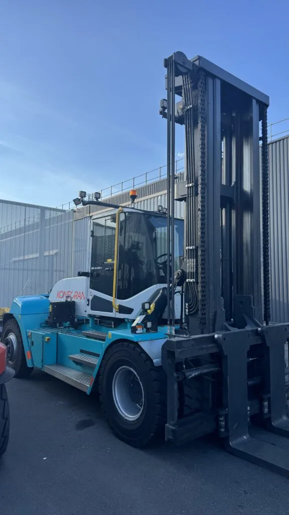 Chariot élévateur lourd équipé d'une cabine pouvant recevoir un film solaire professionnel pour améliorer le confort du conducteur.