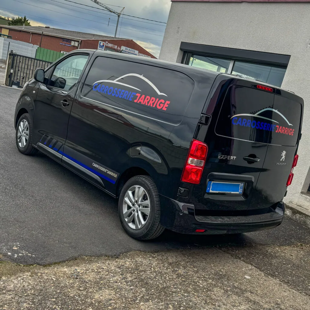 Marquage publicitaire sur Peugeot Expert noir pour Carrosserie Jarrige réalisé par ADA Signalétique à Clermont-Ferrand