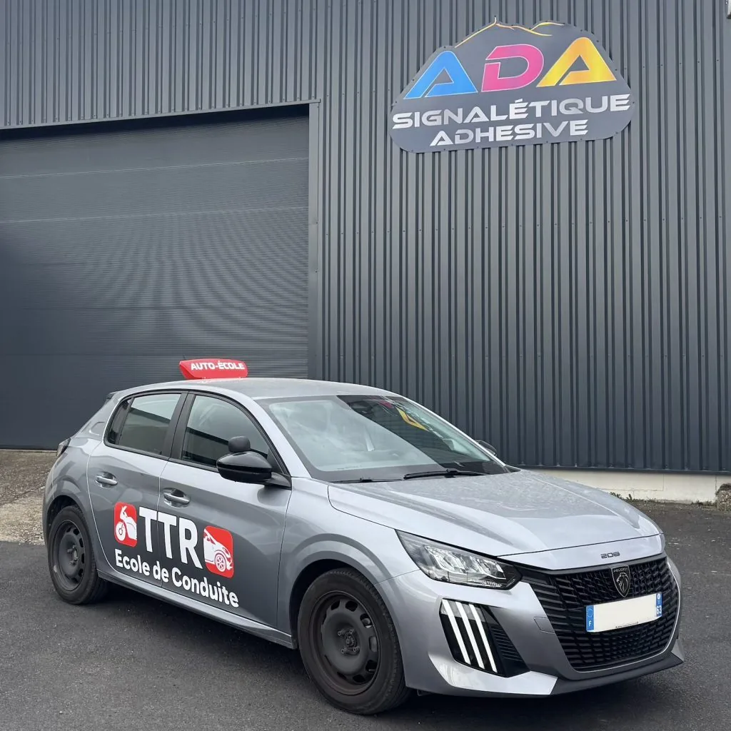Marquage publicitaire d’une Peugeot 208 auto-école