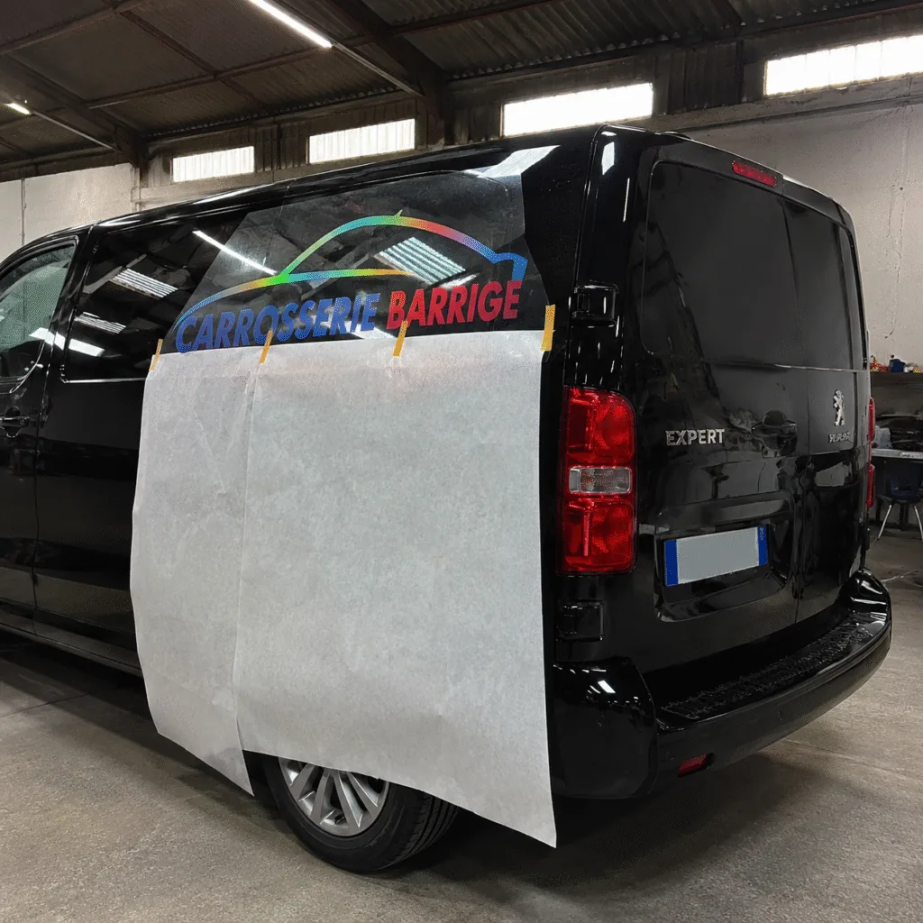 Pose d’un adhésif chrome holographique sur un Peugeot Expert noir pour la Carrosserie Jarrige dans l’atelier ADA Signalétique à Clermont-Ferrand