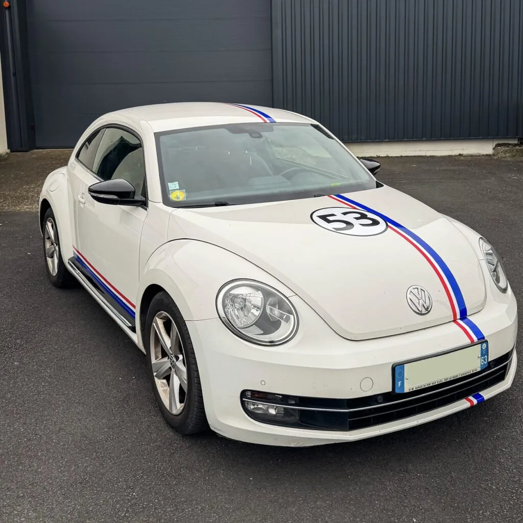 Volkswagen Beetle blanche personnalisée avec bandes décoratives et numéro 53 sur le capot