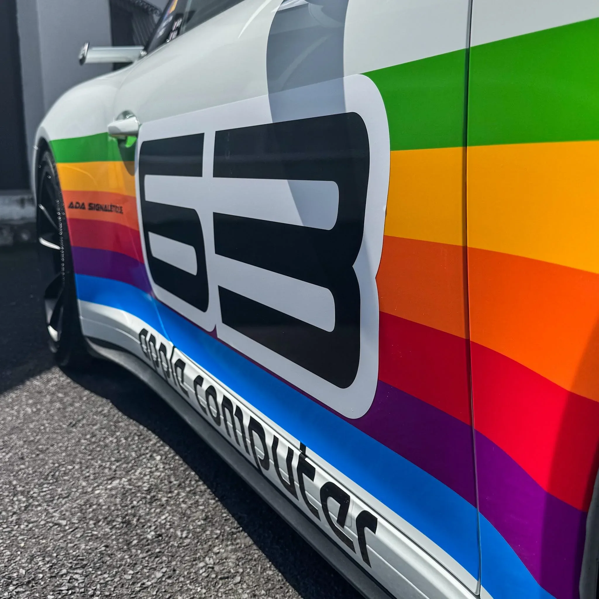 Détail de la décoration Apple Computer réalisée sur Porsche 911 GT3 avec protection PPF à Clermont-Ferrand