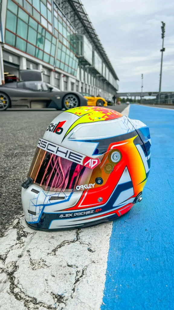 Casque automobile personnalisé protégé par un film PPF transparent photographié sur un circuit automobile