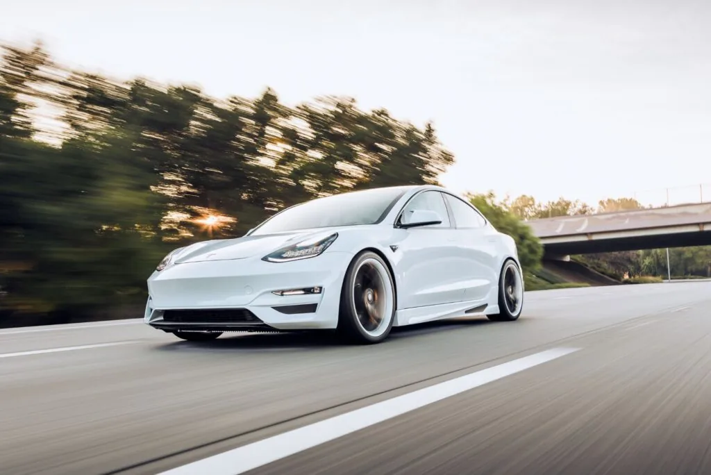 Tesla Model 3 blanche équipée d’un film de protection PPF roulant sur route près de Clermont-Ferrand