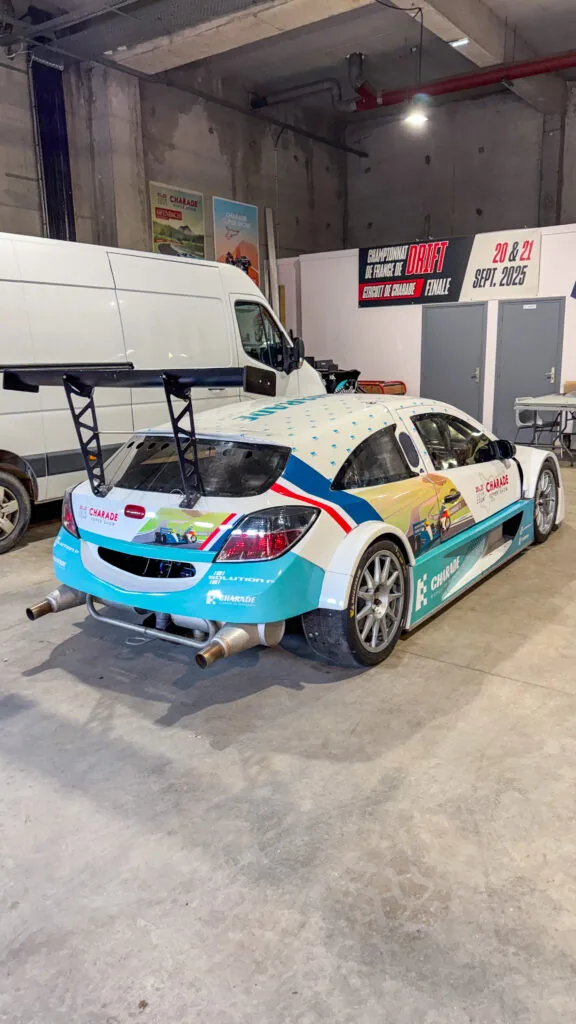 Vue arrière d'une Opel Astra Silhouette équipée d'un semi covering voiture de course pour le Charade Super Show