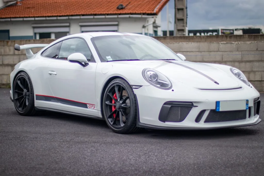 Porsche 911 GT3 équipée de vitres teintées et préparation esthétique automobile réalisée par ADA Signalétique à Clermont-Ferrand