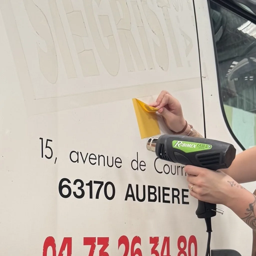 Dépose de l’ancien marquage adhésif sur le poids lourd Siegrist