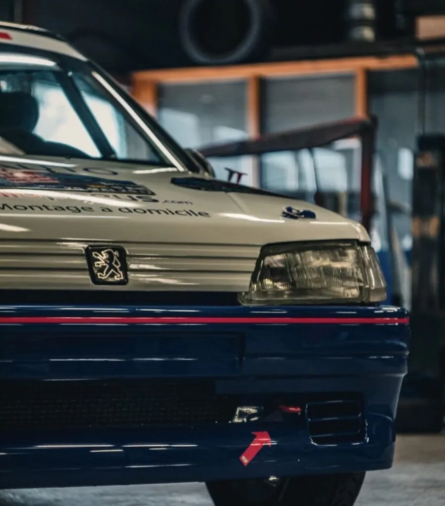 Détail de la face avant d'une Peugeot 106 Rallye de compétition personnalisée par ADA Signalétique