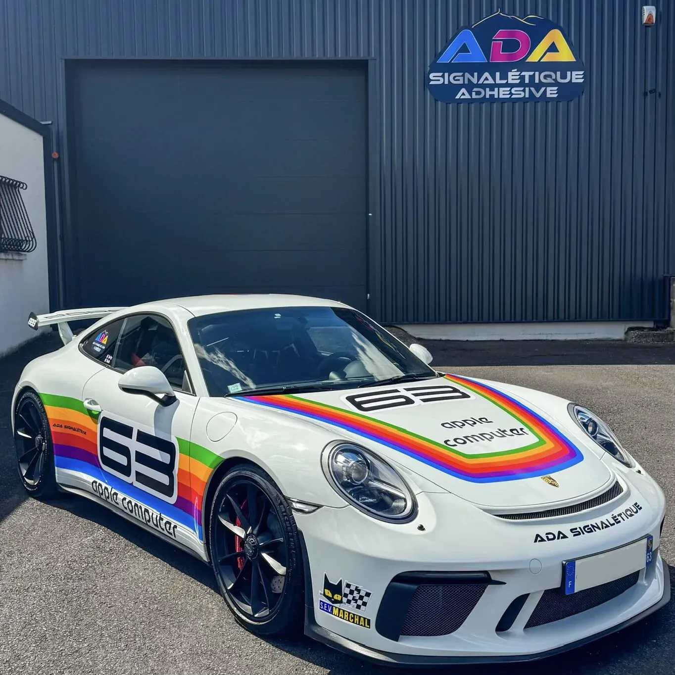 Porsche 911 GT3 personnalisée devant l’atelier ADA Signalétique à Lempdes