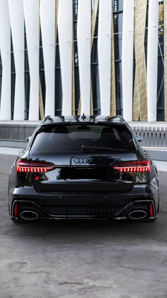 Audi RS6 noire protégée avec un film PPF carrosserie et des vitres teintées par ADA Signalétique à Clermont-Ferrand