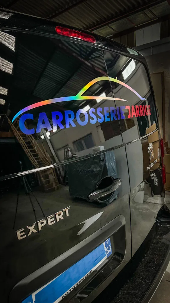 Logo Carrosserie Jarrige réalisé en film chrome holographique sur la porte arrière d'un Peugeot Expert
