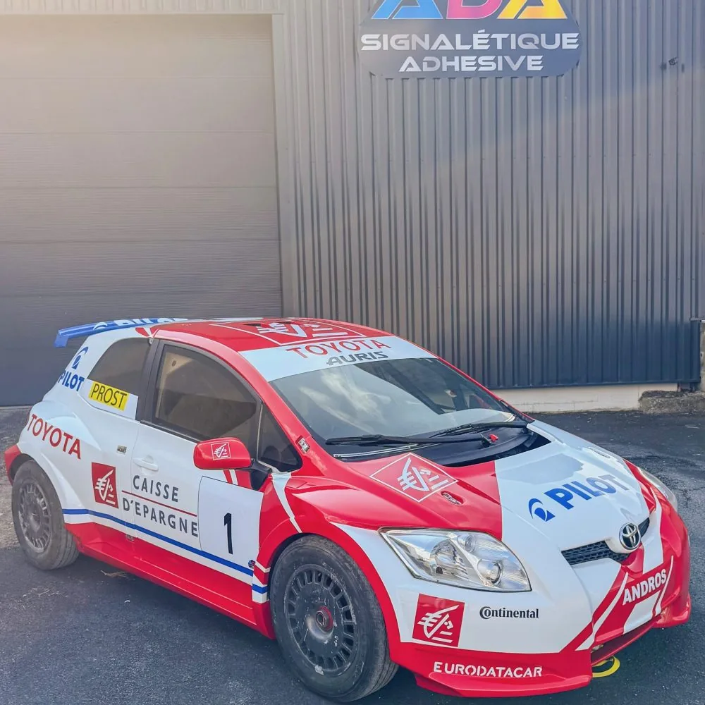 Reproduction de la décoration de la Toyota Auris du Trophée Andros d’Alain Prost