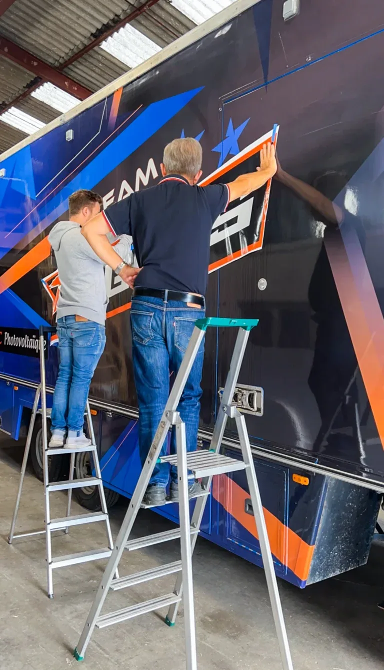 Pose d’un covering sur un camion de compétition