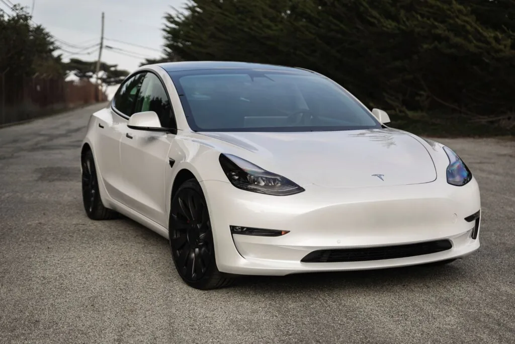 Tesla Model 3 blanche protégée avec un film PPF à Clermont-Ferrand