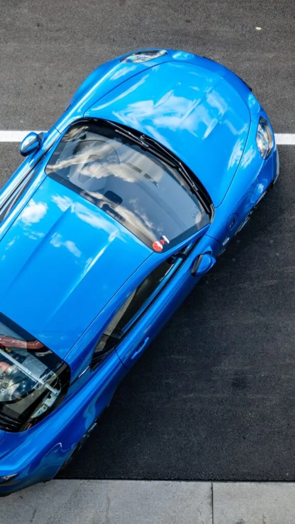 Vue aérienne d’une Alpine A110 bleue protégée avec un film PPF par ADA Signalétique à Clermont-Ferrand