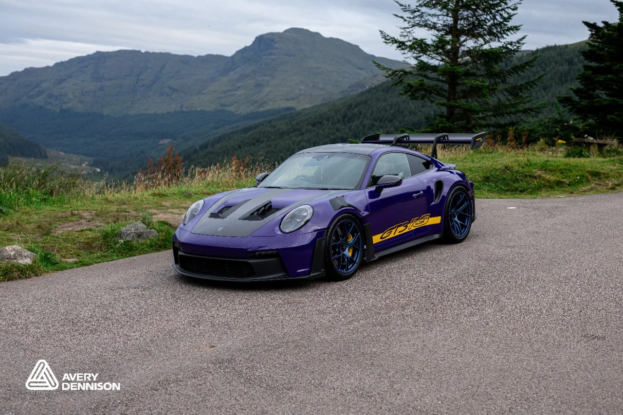 Illustration fabricant : Porsche violette habillée avec un film Avery Dennison Supreme Wrapping Film.