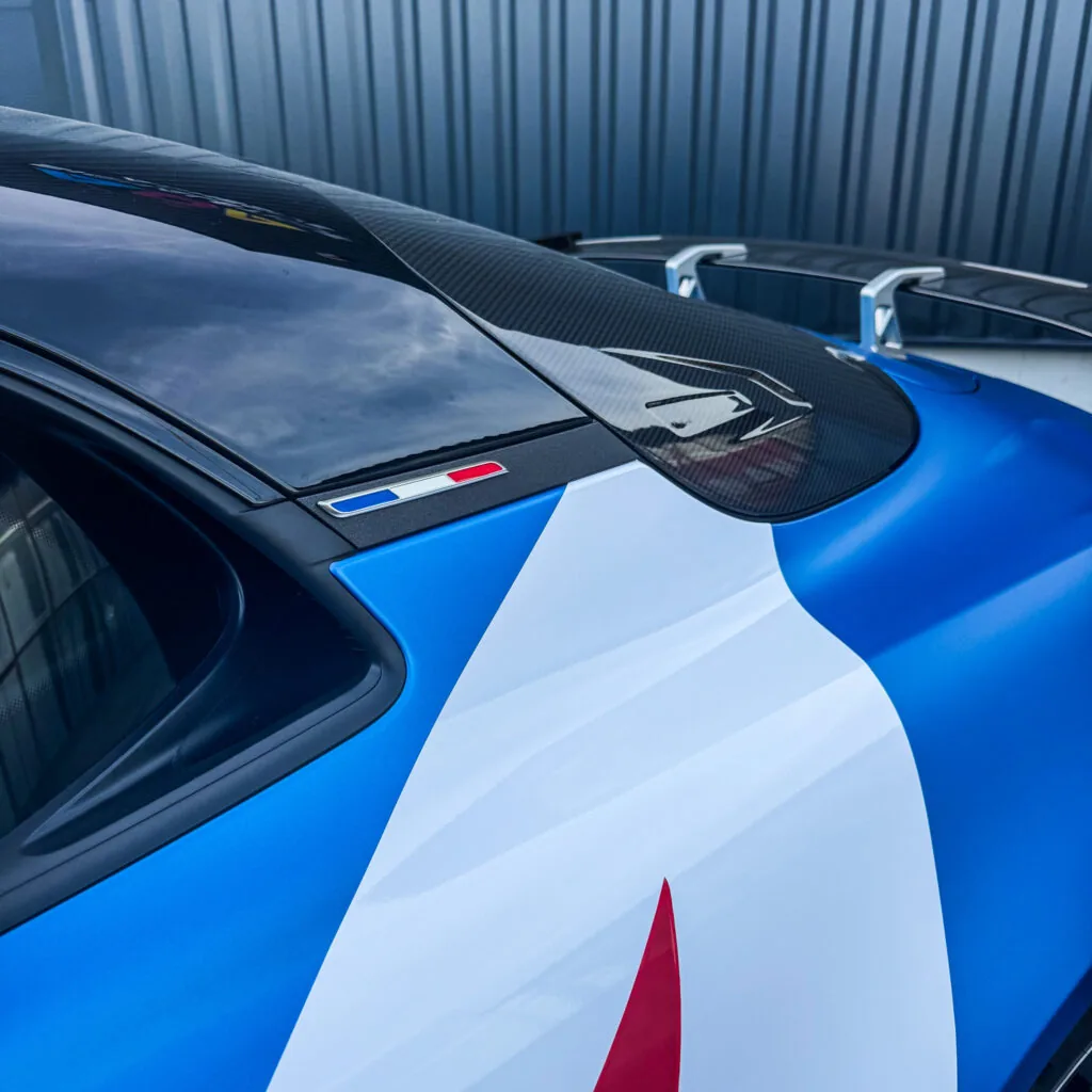 Détail du carbone brillant arrière protégé par film PPF brillant et décoration sur mesure d'une Alpine A110 R