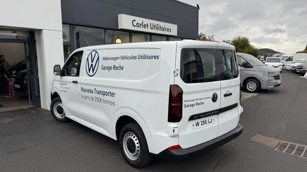 Marquage adhésif arrière sur Volkswagen Transporter utilitaire réalisé par ADA Signalétique à Clermont-Ferrand