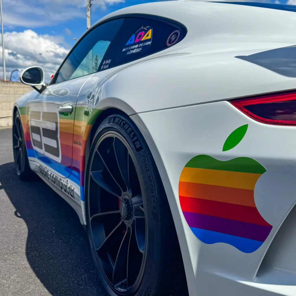 Détail de la décoration Apple sur Porsche 911 GT3 à Clermont-Ferrand