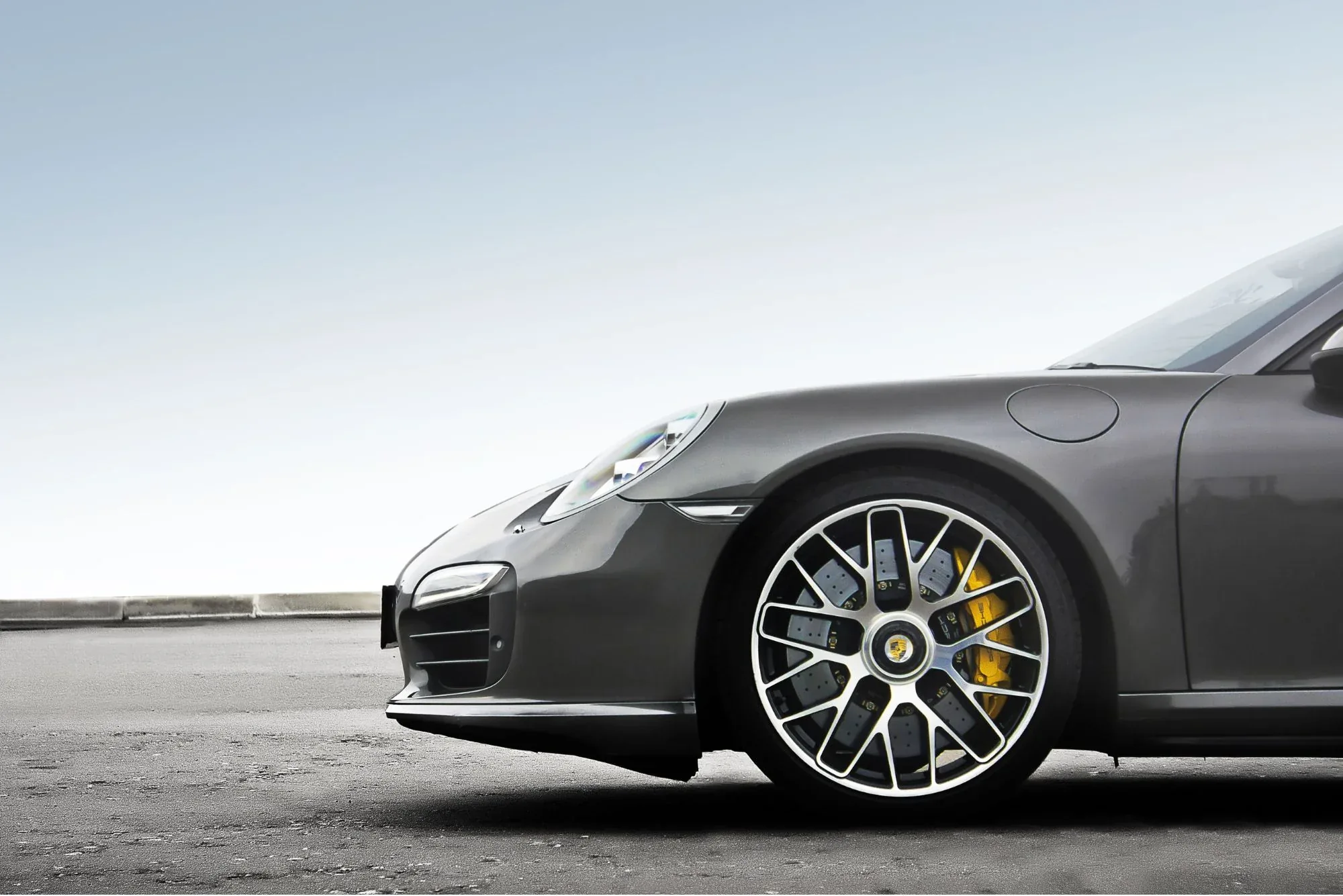 Porsche sportive grise — illustration du bloc Porsche Approved