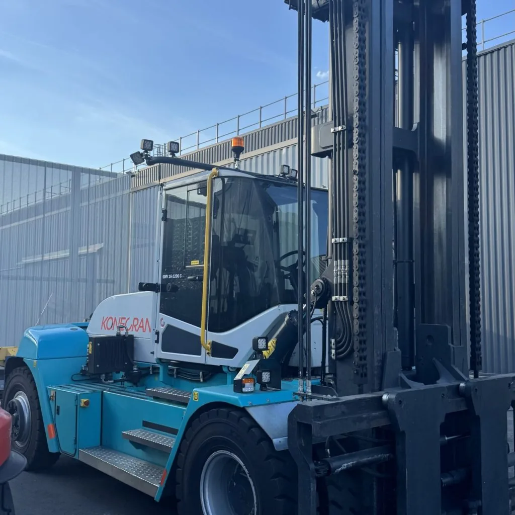 Pose de film solaire sur la cabine d’un engin industriel