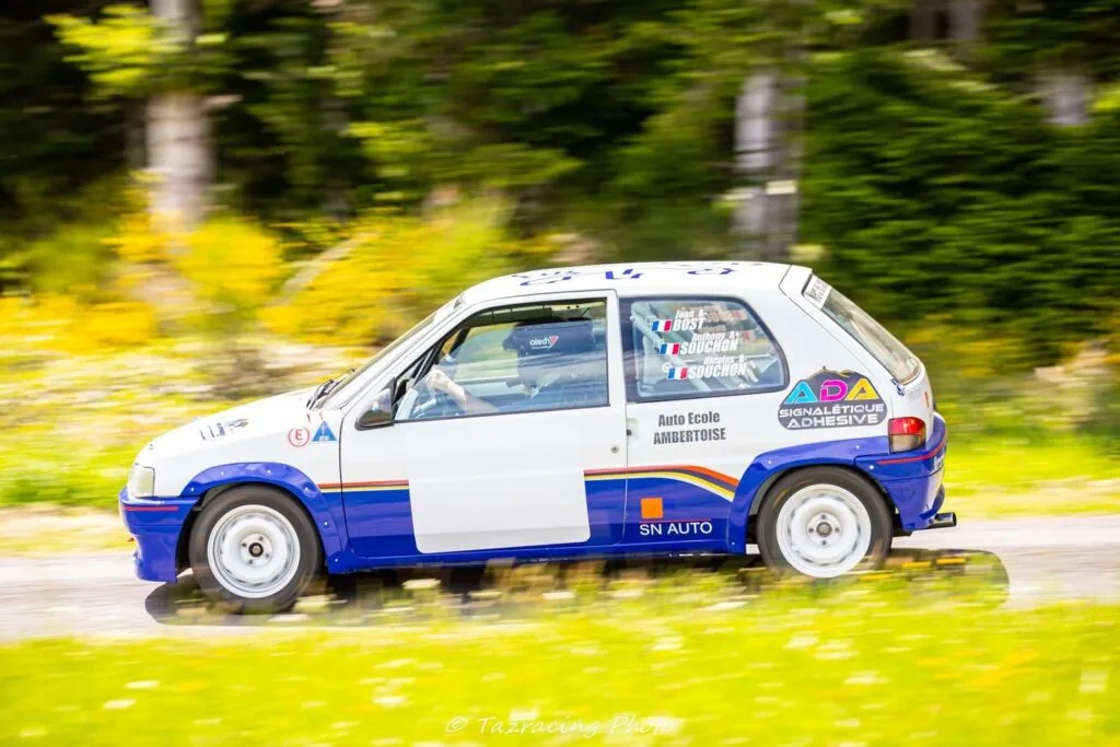 Peugeot 106 de rallye avec décoration adhésive ADA Signalétique en pleine spéciale de course