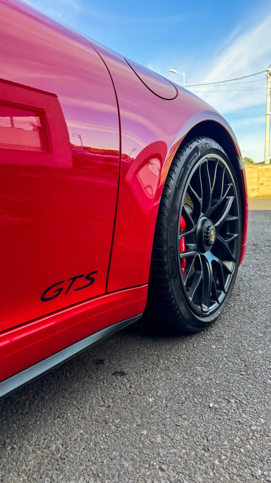 Détail de protection PPF sur une Porsche 911 GTS réalisée par ADA Signalétique