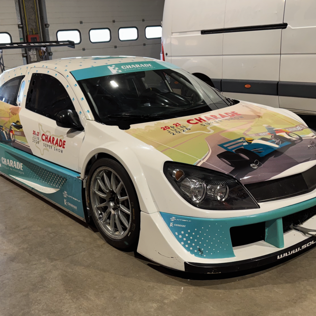 Semi covering publicitaire réalisé sur voiture de course pour le Circuit de Charade par ADA Signalétique