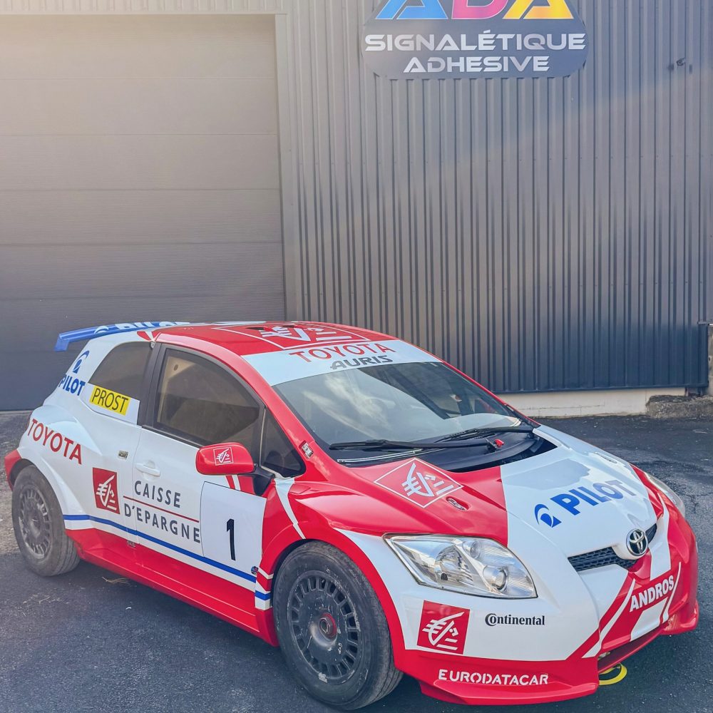 Reproduction complète et à l’identique de la décoration de cette Toyota Auris officielle, victorieuse du Trophée Andros avec Alain Prost