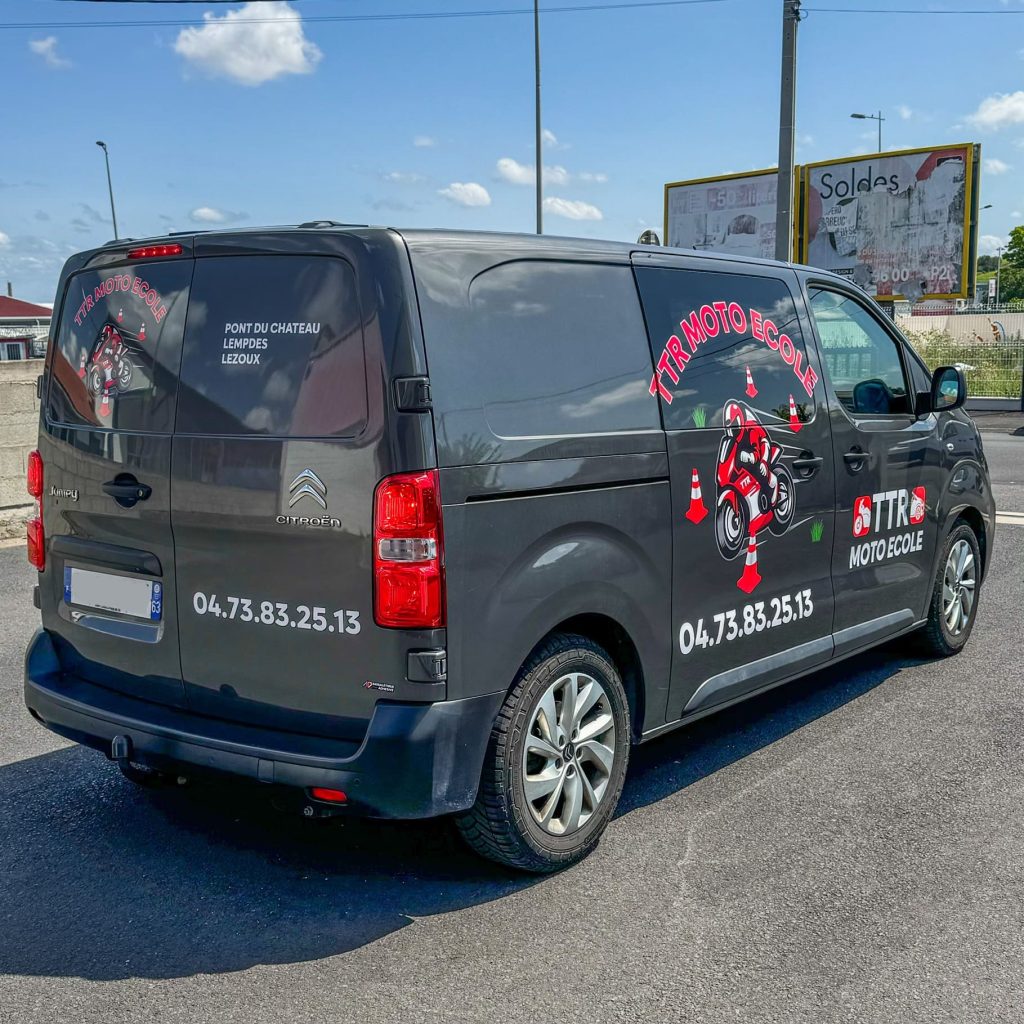 Marquage publicitaire sur Citroën Jumpy pour moto école réalisé par ADA Signalétique à Clermont-Ferrand