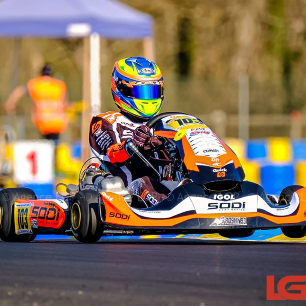 Plaque numéro de course réalisée pour karting de compétition Sodi par ADA Signalétique