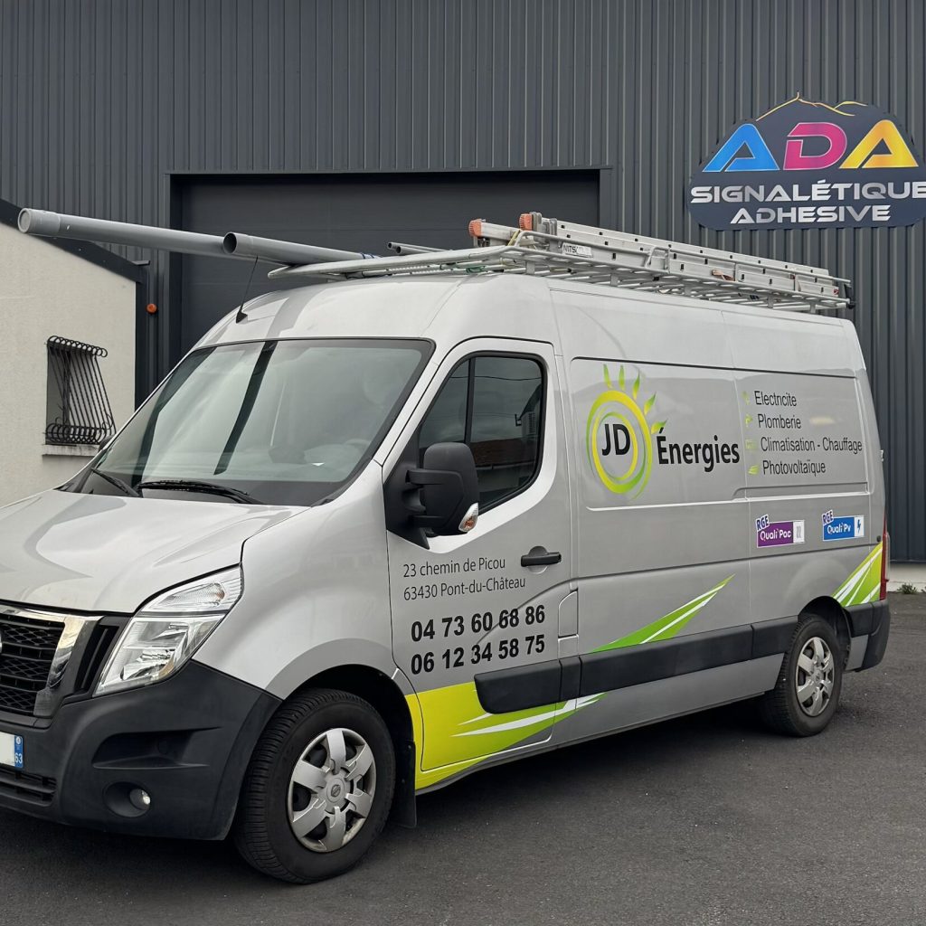 Marquage publicitaire réalisé sur utilitaire Nissan NV400 pour JD Énergies par ADA Signalétique
