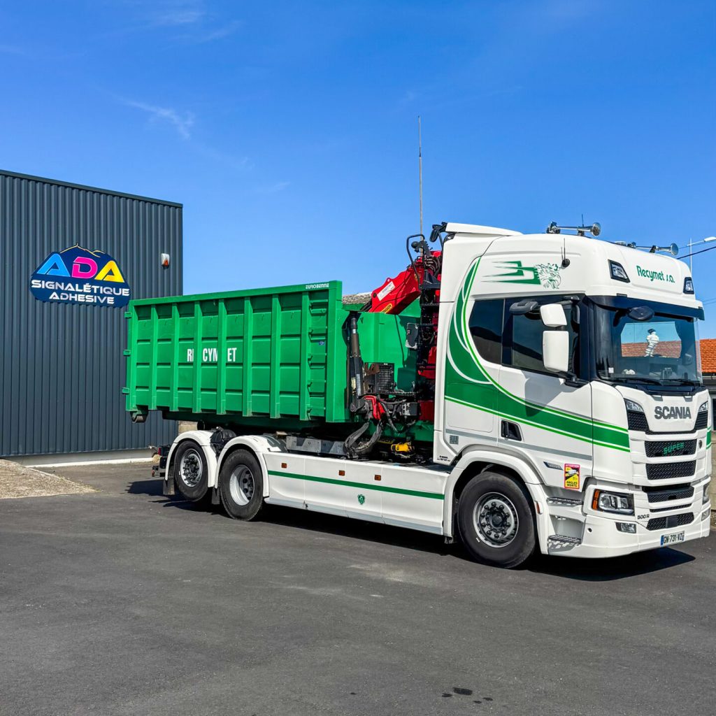 Marquage publicitaire réalisé sur poids lourd Scania benne par ADA Signalétique