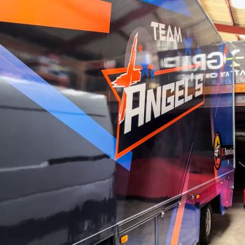 Remorque motorhome entièrement recouverte d'un total covering aux couleurs du Team Angel's réalisée par ADA Signalétique